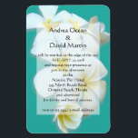 Magnet de Faire-part de mariage Blue Lagoa Plumeri<br><div class="desc">Bleu lagon aux fleurs de plumeria blanches,  invitation de mariage personnalisée sur un grand aimant flexible (4x6). Les enveloppes NE viennent PAS avec cela. Idéal pour assister à une petite cérémonie privée à la plage.</div>