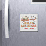 Magnet En Pierre Camping Joyeux renne de Noël Nom personnalisé<br><div class="desc">Camping Merry Christmas Reindeer Personnalisé Nom Magnet présente le texte "Joyeux Noël" dans une typographie rétro avec une caravane décorée festive tirée par des rennes et accentuée de flocons de neige et de saints. Personnalisez avec votre nom personnalisé pour un super cadeau. Un cadeau parfait pour la famille et les...</div>