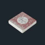 Magnet En Pierre Mandala personnalisé avec étoiles d'argent sur rou<br><div class="desc">Un mandala décoratif élégant et orné sur un fond rouge riche pour contraste avec les étoiles argentées qui pleuvent là où en bas du design est brillante argentée pour plus de glamour. Vibes de glamour fantasques. Peut être personnalisé au centre dans un cercle gris avec lettre, nom ou logo pour...</div>