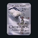 Magnet Flexible 25e cabinet Anniversary Cross Host<br><div class="desc">Celebrate a 25th Cabinet Anniversary with this beautiful silver satin background and cross with red details. A paten of hosts is lacs behind the name and 25th Year. Customize with the name for a truly personnel Anniversary Venin ! Les fournitures et les fournitures pour tous</div>