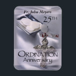 Magnet Flexible 25e cabinet Anniversary Cross Host<br><div class="desc">Celebrate a 25th Cabinet Anniversary with this beautiful silver satin background and cross with red details. A paten of hosts is lacs behind the name and 25th Year. Customize with the name for a truly personnel Anniversary Venin ! Les fournitures et les fournitures pour tous</div>
