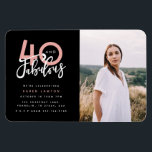 Magnet Flexible 40 et fabuleuse invitation photo de fête d'anniver<br><div class="desc">Célébrez votre 40e anniversaire en style avec ces quarante et fabuleuses invitations photos de fête d'anniversaire en noir et rose. Un design moderne avec texte de script et graphismes en gras. Modifiez la couleur pour la customiser. Partie d'une collection.</div>