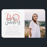 Magnet Flexible 40 et fabuleuse invitation photo fête d'anniversai<br><div class="desc">Célébrez votre 40e anniversaire en style avec ces quarante grises et roses et fabuleuses invitations photo surprise anniversaire. Un design moderne avec texte de script et graphismes en gras. Modifiez la couleur pour la customiser. Partie d'une collection.</div>