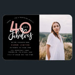 Magnet Flexible 40 et fabuleuse invitation photo fête d'anniversai<br><div class="desc">Célébrez votre 40e anniversaire en style avec ces quarante et fabuleuses invitations photos de fête d'anniversaire en noir et rose. Un design moderne avec texte de script et graphismes en gras. Modifiez la couleur pour la customiser. Partie d'une collection.</div>