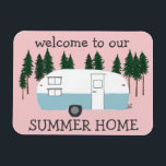 Magnet Flexible ACCUEIL ÉTÉ Camper Trailer RVing Whimsical<br><div class="desc">Bienvenue dans notre maison d'été ! Découvrez ce doux aimant de camping-car rétro et regardez ma boutique pour trouver des articles plus assortis comme des tee - shirts, des coussins, des autocollants, des porte - clés, des serviettes et plus. Et bien sûr plus de RV, campervan, camping-car aussi. Customisez ceci...</div>