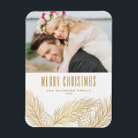 Magnet Flexible Aiguilles de pin d'or Faux Joyeux Noël Photo<br><div class="desc">Joyeux Noël! Apportez une touche de joie de vacances à votre maison avec notre Aimant photo de Noël personnalisable! Parfait pour exposer des souvenirs chéris, cet aimant vous permet de le personnaliser avec votre photo festive préférée, ce qui en fait un ajout unique à votre décor de vacances. Un cadeau...</div>