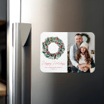 Magnet Flexible Aquarelle Holly Berry & Greenery Photo<br><div class="desc">Envoyez vos voeux de vacances à vos proches avec notre aimant de vacances photo magnifique et élégant. L'élégant aimant photo de vacances dispose d'une couronne de vacances aquarelle avec des baies rouges et verdure. L'expression "Joyeuses Fêtes" est affichée ci-dessous dans un script rouge et manuscrit moderne. Personnalisez l'avant du simple...</div>