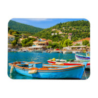 Bateaux de pêche grecs colorés dans le port de Kio
