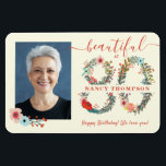 Magnet Flexible Belle à 80 Anniversaire Poster du numéro floral<br><div class="desc">Célébrez 80 belles années avec cette affiche unique. Design affiche le message "Beautiful" dans le script de calligraphie moderne "at" puis le nom de la fille d'anniversaire au milieu du numéro 80 (avec des lettres florales). Le message dit donc Beautiful à 80 (nom ici). Joyeux anniversaire ! Nous vous aimons...</div>