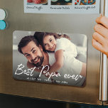 Magnet Flexible BEST PAPA JAMAIS Moderne Script photo<br><div class="desc">MEILLEUR PAPA JAMAIS ! Ce mignon aimant photo 4x6 va sûrement égayer le jour de votre grand père ou grand-père. Customisez avec votre photo préférée et votre message,  et cela fait un cadeau parfait pour la Fête des pères ou une douce surprise d'anniversaire.</div>