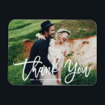 Magnet Flexible Blanc Lettres modernes Mariage photo Merci<br><div class="desc">Express votre gratitude avec notre mariage photo personnalisable merci aimnet, avec élégante calligraphie moderne. Ce design allie harmonieusement le sentiment personnel et le style contemporain, ce qui en fait la meilleure façon de remercier vos invités pour le partage de votre journée spéciale. Montrez vos photos mariages préférées en ajoutant une...</div>