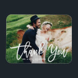 Magnet Flexible Blanc Lettres modernes Mariage photo Merci<br><div class="desc">Express votre gratitude avec notre mariage photo personnalisable merci aimnet, avec élégante calligraphie moderne. Ce design allie harmonieusement le sentiment personnel et le style contemporain, ce qui en fait la meilleure façon de remercier vos invités pour le partage de votre journée spéciale. Montrez vos photos mariages préférées en ajoutant une...</div>