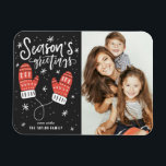 Magnet Flexible Bonnes Fêtes photo Red Winter Mittens<br><div class="desc">Célébrez l'esprit de vacances avec notre aimant photo de Noël personnalisable! Parfait pour capturer vos moments de fête préférés, cet aimant vous permet de créer un souvenir unique qui met en valeur la joie et l’amour de votre famille pendant la période des fêtes. Cet aimant photo de Noël est doté...</div>