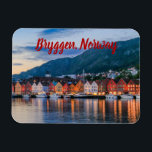 Magnet Flexible Bryggen Bergen Norvège stylisé<br><div class="desc">Bryggen,  également connu sous le nom de Tyskebryggen,  est une série de bâtiments commerciaux du patrimoine hanséatique qui bordent le côté est du port de Vågen dans la ville de Bergen,  Norvège. Bryggen figure sur la liste du patrimoine mondial de l'UNESCO depuis 1979.</div>