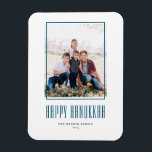 Magnet Flexible Cadre photo moderne Happy Hanoukka<br><div class="desc">Heureux Hanoukka ! Envoyer Hanoukka souhaite à la famille et aux amis avec cette photo personnalisable Hanoukka aimant. Il dispose d'une typographie moderne et d'un cadre photo simple. Personnalisez en ajoutant des noms et une photo. Cet aimant Happy Hanoukka moderne est disponible sur d'autres cartons.</div>