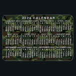 Magnet Flexible Calendrier mensuel 2024 Camouflage Camo Green<br><div class="desc">Cet aimant flexible du calendrier mensuel de 2024 montre les jours de la semaine pour chaque mois en blanc. Derrière les chiffres, le design a un motif de camouflage dans les tons vert et marron. Il s'agit d'un calendrier annuel simple pour vous aider à conquérir la nouvelle année. Sachez toujours...</div>