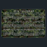 Magnet Flexible Calendrier mensuel 2024 Camouflage Camo Green<br><div class="desc">Cet aimant flexible du calendrier mensuel de 2024 montre les jours de la semaine pour chaque mois en blanc. Derrière les chiffres, le design a un motif de camouflage dans les tons vert et marron. Il s'agit d'un calendrier annuel simple pour vous aider à conquérir la nouvelle année. Sachez toujours...</div>
