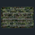 Magnet Flexible Calendrier mensuel 2025 Camouflage Camo Green<br><div class="desc">Cet aimant flexible du calendrier mensuel de 2025 montre les jours de la semaine pour chaque mois en blanc. Derrière les chiffres, le design a un motif de camouflage dans les tons vert et marron. Il s'agit d'un calendrier annuel simple pour vous aider à conquérir la nouvelle année. Sachez toujours...</div>