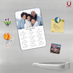 Magnet Flexible Calendrier photo personnalisé 2025 moderne<br><div class="desc">2025 Nom de famille et calendrier magnétique photo personnalisables avec votre photo et nom personnalisés. 🌟 Conçu pour 2025 seulement, et parfait pour les petits cadeaux, farces de bas, ou à la place des cartes de fin de année! Veuillez nous contacter à cedarandstring@gmail.com si vous avez besoin d'aide pour la...</div>