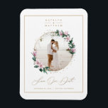 Magnet Flexible Cercle d'or floral de Magnolia, photo Sauvez la da<br><div class="desc">Flore rustique Chic Magnolia avec Cercle d'Or Photo Encadré Enregistrer le Magnet de dates. Ce design est élégant, aéré et romantique. Avec un faux texte de feuille d'or métallique Personnalisez-le avec votre image. Mariage Sauvegardez la date cartes photos personnalisés! ~ Vérifiez dans mon magasin pour voir toute la suite pour...</div>