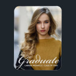 Magnet Flexible Chic White Script superposer photo moderne Graduat<br><div class="desc">Le diplômé est écrit en simple écriture blanche sur votre photo de portrait senior pour un aimant de faire-part de graduation moderne. Customisez avec votre nom et année de classe secondaire ou universitaire sous la typographie cursive. Une belle carte magnétique.</div>