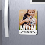 Magnet Flexible Chien Maman Joyeux Anniversaire Moderne Photo pers<br><div class="desc">Chien Maman Joyeux Anniversaire Moderne Magnets de photos personnalisés. Ce design moderne comprend un texte blanc "MOM" superposé sur votre photo préférée sur un arrière - plan blanc avec le texte éditable "Joyeux anniversaire (votre texte et votre nom)" est écrit dans la typographie moderne accentuée d'empreintes de pattes. Personnalisez le...</div>