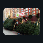 Magnet Flexible Christmas Tree Stand Upper West Side New York City<br><div class="desc">Il présente une photo couleur originale d'un stand d'arbre de Noël sur l'Upper West Side. Photographié à Manhattan, New York. Beaucoup d'autres NYC et photos de nature sont également disponibles dans cette boutique. Ne vois-tu pas exactement ce que tu cherches ? Contactez Rebecca pour avoir un produit customisé pour vous...</div>