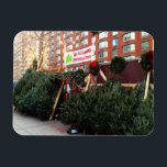 Magnet Flexible Christmas Tree Stand Upper West Side New York City<br><div class="desc">Il présente une photo couleur originale d'un stand d'arbre de Noël sur l'Upper West Side. Photographié à Manhattan, New York. Beaucoup d'autres NYC et photos de nature sont également disponibles dans cette boutique. Ne vois-tu pas exactement ce que tu cherches ? Contactez Rebecca pour avoir un produit customisé pour vous...</div>
