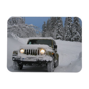 Magnet Flexible Conduire sur Snowy Road dans Pine Forest
