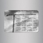 Magnet Flexible Cool Construction Grue Photo Calendrier 2025<br><div class="desc">Gardez toutes les dates de l'année à portée de main avec un calendrier noir 2025 sur un ciel nuageux dans une photo noir et blanc d'une grue de construction. Fait une farce de cool ! La grue ressemble à un T à flanc, son bras noir étroit s'étirant vers la droite....</div>