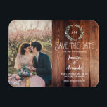Magnet Flexible Créez votre propre monogramme de bois rustique<br><div class="desc">Feuilles d'aquarelle botanique rustique sur bois de grange foncé,  photo monogrammée Enregistrer l'aimant Date flexi. Design feuille aquarelle. Vous pouvez ajouter votre propre texte et photo pour rendre cette carte Enregistrer la date très personnelle et unique.</div>