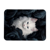 Magnet Flexible Cute Furry Chat Blanc Assis Parmi Les Feuille (Horizontal)