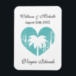 Magnet Flexible Destination de plage de coeur tropical personnalis<br><div class="desc">Mariage de destination de plage de coeur tropical personnalisé Magnet. Logo patiné romantique de coeur de palmier avec votre texte de localisation unique. Conception personnalisée avec typographie de script élégante pour le nom de la mariée et du marié plus la date du mariage. Créez-les pour la mariée, la demoiselle d'honneur,...</div>