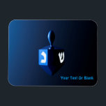 Magnet Flexible Dreidel bleu brillant<br><div class="desc">Un rêve moderniste bleu métallique contre un arrière - plan sombre et nocturne. Deux des lettres hébraïques trouvées sur un dreidel,  une nonne et un shin,  brillent brillamment. Ajoutez votre propre texte.</div>