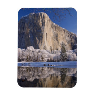 Magnet Flexible El Capitan se réfléchit dans la Merced River en 2