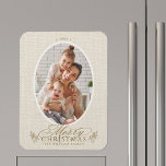 Magnet Flexible Elégant cadre ovale Joyeux Noël Photo<br><div class="desc">Magnet de cuisine photo de vacances romantique et élégant avec un script 'Joyeux Noël' avec des brindilles en pin sur un arrière - plan d'impression en fausse toile. Pour une personnalisation plus avancée de cette conception,  cliquez sur le BOUTON DESIGN TOOL ci-dessus !</div>