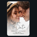 Magnet Flexible Élégant Fiançailles  de script de script de photo<br><div class="desc">Ce mariage moderne et minimaliste Save the date card dispose d'une façade élégante. Il joue avec la simplicité d'un design typographique noir et blanc. À l'arrière, vous pouvez ajouter les informations de votre site Web mariage ainsi qu'un code QR à analyser pour vos invités. Un choix parfait pour les couples...</div>