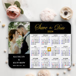 Magnet Flexible Elegant Gold Parties scintillant Script Photo Enre<br><div class="desc">Élégant script de Parties scintillant d'or ‘Save the Date’ Magnet avec calendrier annuel 2024 avec une belle photo. Faites savoir à votre famille, à vos amis et à vos collègues que vous avez fixé une date pour votre fête mariage avec cet aimant élégant. Pour déplacer le marqueur en forme de...</div>