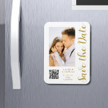 Magnet Flexible Enregistrer La Date Black Gold Style Mariage moder<br><div class="desc">Save The Date Black Gold Stylish Script Modern Mariage Magnets dispose d'un arrière - plan noir avec votre photo personnalisée. Personnalisez avec votre texte en modifiant le texte dans les zones de texte fournies et ajoutez l'URL de votre site Web pour votre code QR personnalisé. Conçu pour vous par ©Evco...</div>