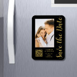 Magnet Flexible Enregistrer La Date Black Gold Style Mariage moder<br><div class="desc">Save The Date Black Gold Stylish Script Modern Mariage Magnets dispose d'un arrière - plan noir avec votre photo personnalisée. Personnalisez avec votre texte en modifiant le texte dans les zones de texte fournies et ajoutez l'URL de votre site Web pour votre code QR personnalisé. Conçu pour vous par ©Evco...</div>