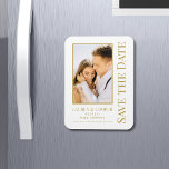 Magnet Flexible Enregistrer La Date Blanc Or Style Mariage Moderne<br><div class="desc">Save The Date White Gold Stylish Script Modern Mariage Magnet dispose d'un arrière - plan blanc avec votre photo personnalisée. Personnalisez avec votre texte en modifiant le texte dans les zones de texte fournies. Conçu pour vous par ©Evco Studio www.zazzle.com/store/evcostudio</div>