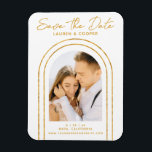 Magnet Flexible Enregistrer La Date White Gold Style Art Déco Mari<br><div class="desc">Save The Date White Gold Script élégant Art déco Mariage Magnets présente votre photo préférée dans un arc doré sur un arrière - plan blanc. Personnalisez avec votre texte en modifiant le texte dans les zones de texte fournies. Conçu pour vous par ©Evco Studio www.zazzle.com/store/evcostudio</div>