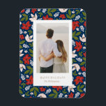 Magnet Flexible Festif Festif Floral<br><div class="desc">Envoyez la joie des fêtes avec un aimant photo festif! Ce design festif présente des fleurs rouges et vertes traditionnelles avec un décor bleu marine. Pour une personnalisation plus avancée de ce design, il suffit de cliquer sur le bouton "Customiser" ci-dessus ! Toutes les photographies sont affichées sous forme d'échantillon...</div>
