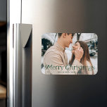 Magnet Flexible Festin Elegance Green Joyeux Noël Photo<br><div class="desc">Simple aimant de vacances avec votre photo horizontale à fond de saignée avec "Joyeux Noël" affiché en lettrage vert élégant. Personnalisez l'aimant photo de Noël avec votre nom de famille et l'année.</div>