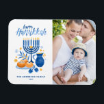 Magnet Flexible Festive Aquarelle Menorah Happy Hanoukka Photo<br><div class="desc">Heureux Hanoukka ! Envoyer Hanoukka souhaite à la famille et aux amis avec cet aimant photo personnalisable. Il présente des illustrations aquarelles de symboles Hanoukka tels que Hanukkiah ou menorah,  sufganiyot,  olives et dreidel. Personnalisez en ajoutant des noms et une photo.</div>