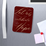 Magnet Flexible fête de la famille hope gold script<br><div class="desc">Élégant faux scénario de feuille d'or "célébrons l'espoir" pour donner un peu de force dans cette année éprouvante et célébrer les choses qui sont à venir. Choisissez entre deux arrière - plans blancs et bordeaux qui complètent bien l'écriture or et parmi de nombreux objets de cette collection. Consultez notre magasin...</div>