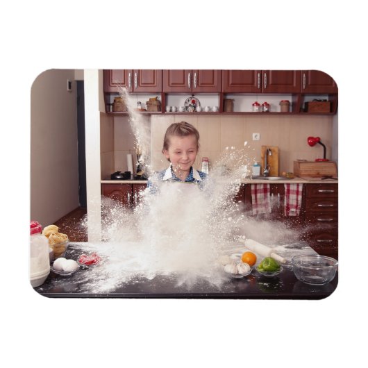 Magnet Flexible Fille drôle dans la cuisine désordonnée (Horizontal)