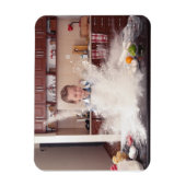 Magnet Flexible Fille drôle dans la cuisine désordonnée (Vertical)