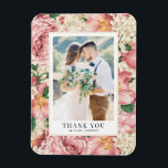 Magnet Flexible Fleurs blanches et ivoire Mariage photo Merci<br><div class="desc">Fêtez votre amour et montrez de la gratitude avec notre mariage photo personnalisable merci aimant! Ce souvenir unique est parfait pour rappeler à vos proches votre journée spéciale tout en exprimant vos remerciements sincères d'une manière mémorable. Il présente un motif floral vintage de roses et pivoines roses rousses et d'hydrangées...</div>