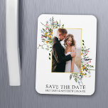 Magnet Flexible Fleurs sauvages D'Aquarelle Délicats Enregistrer L<br><div class="desc">Aquarelle moderne Fleur sauvage Mariage Mariage Faire-part Enregistrer La Date Magnet comprend des fleurs sauvages jaunes,  roses,  violettes,  bleues et blanches poussiéreuses,  des feuilles d'eucalyptus,  des feuilles verts sauge et d'autres plantes botaniques sur un cadre doré. Photo Couple.</div>